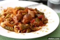 Αργομαγειρεμένο Λουκάνικο Κοτόπουλου και Πιπεριές