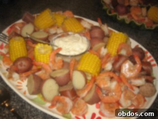 Πλούσιο Low Country Boil με φρέσκες γαρίδες, καπνιστό λουκάνικο, καλαμπόκι και πατάτες