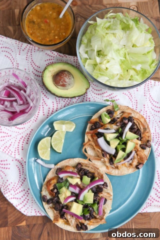 Τόσταδες με Χοιρινό Salsa Verde από Αργό Μάγειρα – το μόνο που χρειάζεστε είναι μερικά υλικά και λίγη βοήθεια από τον αργό σας μάγειρα για να φτιάξετε αυτό το νόστιμο, υγιεινό ψητό δείπνο τόσταδας που θα λατρέψει όλη η οικογένειά σας.