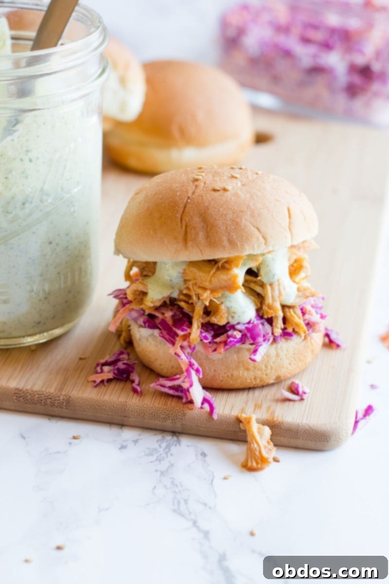 Σάντουιτς sliders με κοτόπουλο Sriracha από αργή κουζίνα. Υγιεινές συνταγές με κοτόπουλο φιλέτο.