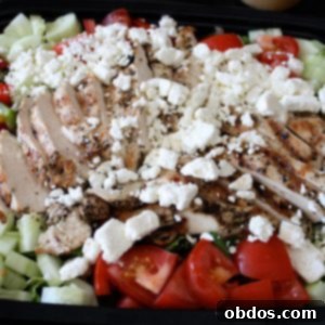 Δροσερή Ελληνική Σαλάτα με Κοτόπουλο Σχάρας 2 Φιλέτο κοτόπουλο σχάρας κομμένο σε φέτες σε ελληνική σαλάτα