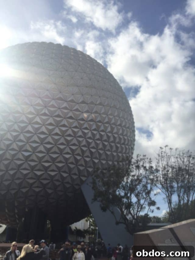 Εξωτερική άποψη του Epcot με έργο τέχνης