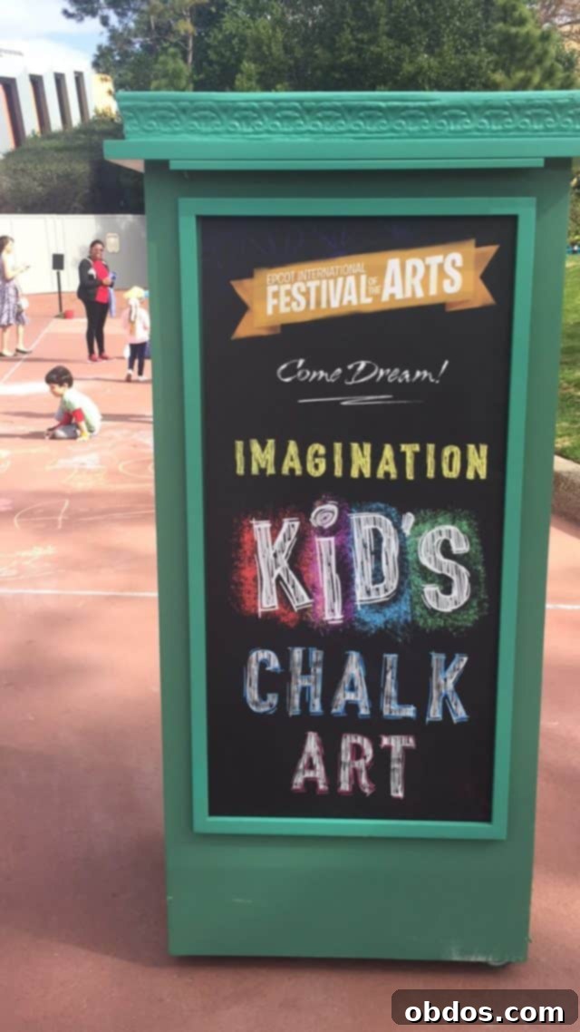 Παιδιά που φτιάχνουν Chalk Art στο Epcot Festival of the Arts