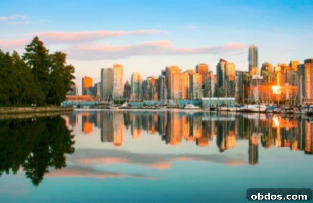 Όμορφη θέα του ορίζοντα του Βανκούβερ με το Stanley Park στο ηλιοβασίλεμα, Βρετανική Κολομβία, Καναδάς.