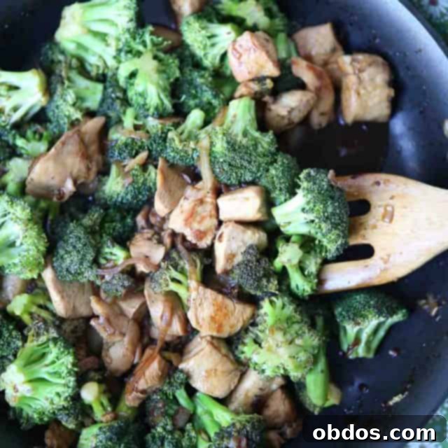 Υγιεινό stir fry κοτόπουλου και μπρόκολου