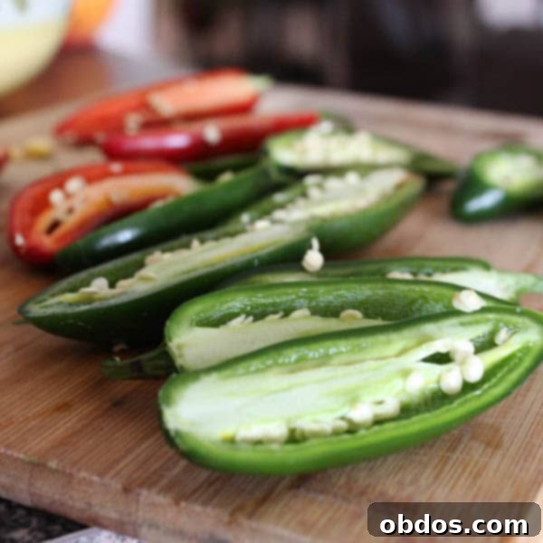φρέσκα jalapenos κομμένα στη μέση με ορατούς τους σπόρους