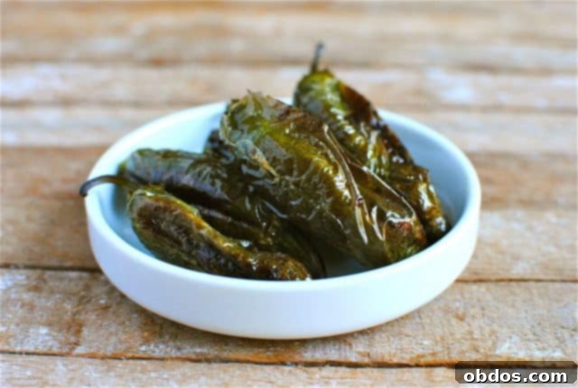 4 ψητές πιπεριές jalapeno σε ένα μικρό λευκό μπολ