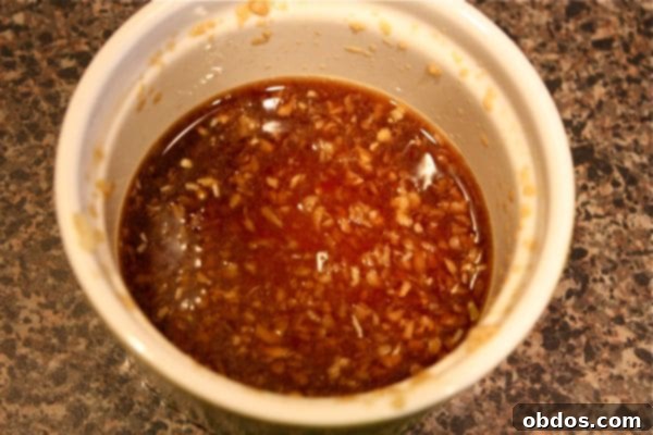 Μπαχαρικά και σάλτσα για υγιεινό σολομό stir fry με λαχανικά σε μπολ
