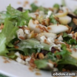 Σαλάτα με Αχλάδι και Γκρανόλα με Dressing Γιαουρτιού και Παπαρουνόσπορο