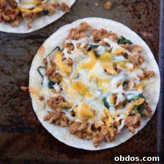 Τραγανές ψητές tostadas με γαλοπούλα, σπανάκι και τυρί, έτοιμες για σερβίρισμα