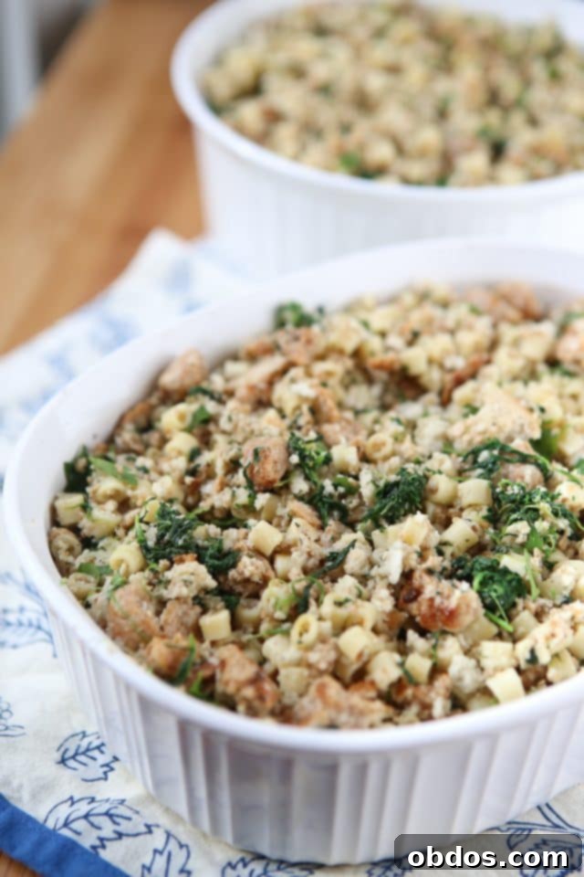 Κοντινό πλάνο από πυρέξ Corningware με ιταλική γέμιση φτιαγμένη με ζυμαρικά και λουκάνικο
